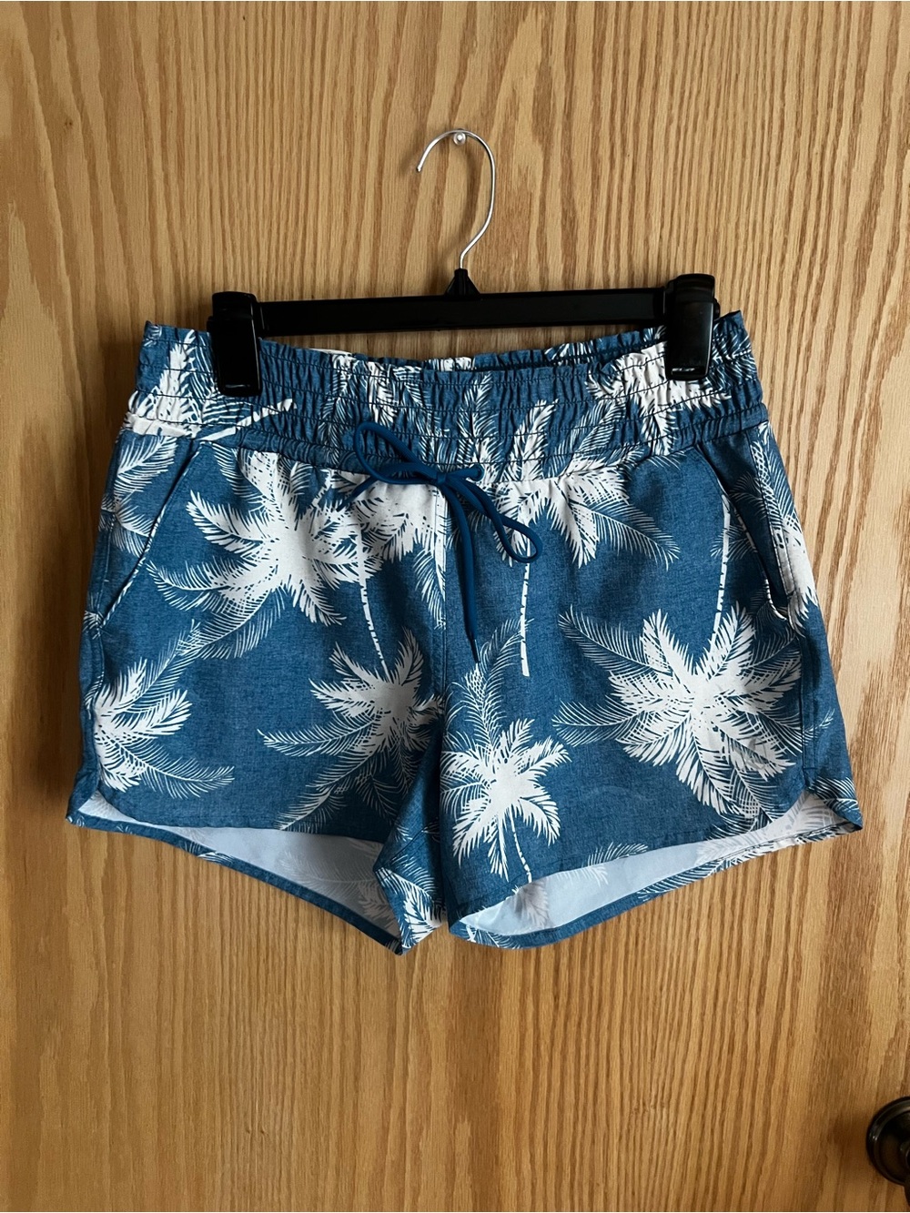 Carve Designs Women’s Bali Shorts in Blue White Palm Print
• Size Small